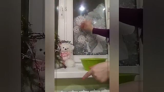 Рисунок на окне зубной пастой ..)))