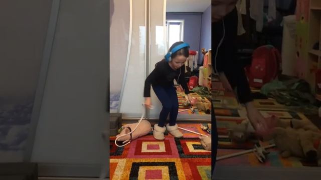 Глаша, 7 лет, на английском языке рассказывает и показывает сказку. смотреть онлайн