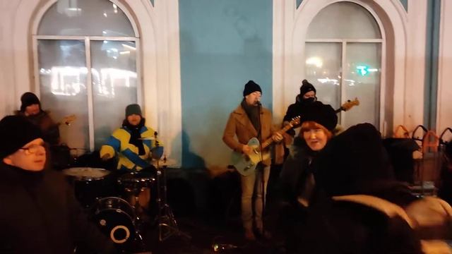 Браво - "Любите девушки", в исполнении уличных уличных музыкантов на набережной канала Грибоедова.. смотреть онлайн