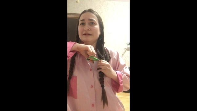 Сама отстригла длинные волосы ???
