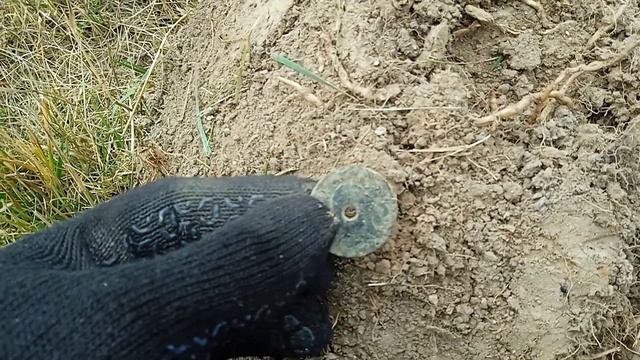 На вершине холма на краю села тоже есть много находок смотреть онлайн