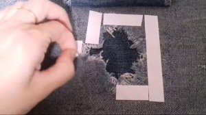 Латка на джинсы, сохраняя бахрому, как зашить дырку на джинсах, как спасти рваные джинсы