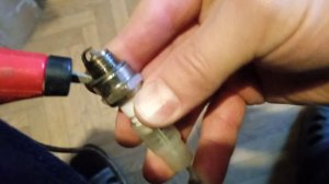 Тестер для свечей в работе