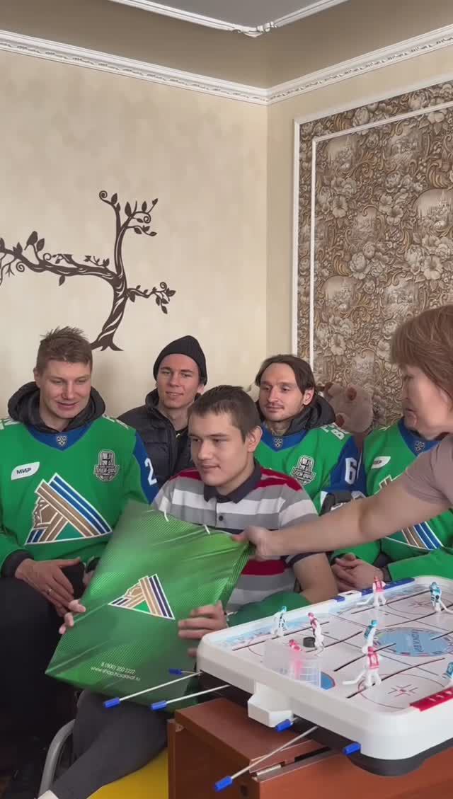 Игроки «Салавата Юлаева» навестили особенного болельщика смотреть онлайн