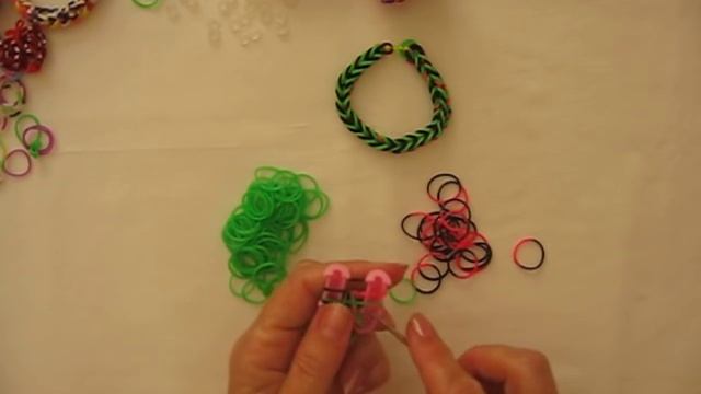 Как плести из резинок браслеты, фигурки, игрушки без станка Подарки своими руками Поделки с детьми смотреть онлайн