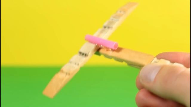DIY Mini Crossbow with Clothespins смотреть онлайн