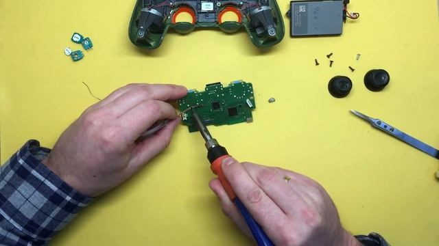 Ремонт джойстика PS 4 дрифтит стик | DUALSHOK 4 замена потенциометров смотреть онлайн
