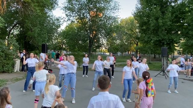 Флешмоб с артистами «ГДКНТ» смотреть онлайн