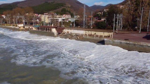 Пляж "Свирский" с неба! Нужно просто не мешать и все сделают!?ЛАЗАРЕВСКОЕ СЕГОДНЯ?СОЧИ. смотреть онлайн