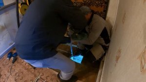 Показываю  бурение абиссинской скважины в погребе дома