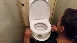 Установка сиденья с микролифтом на унитаз