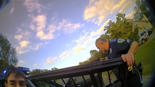 Drunk Man Decides to Ram Into Police Car to Escape, Doesn’t End Well смотреть онлайн