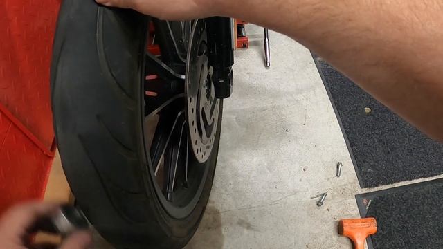 How to remove Harley-Davidson Sportster front wheel - How to install Harley-Davidson Sportster whee смотреть онлайн