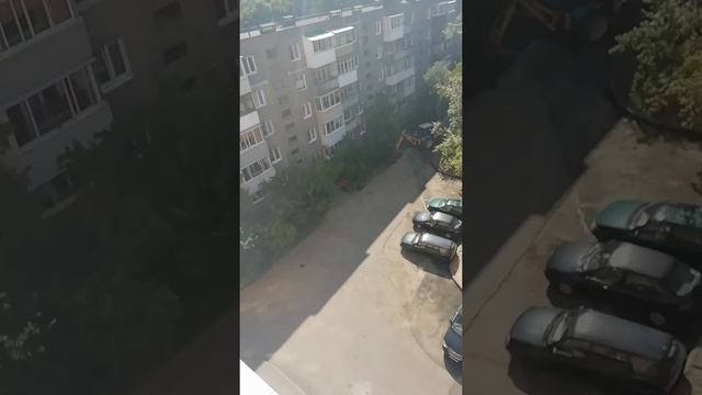 Зачем ломать хороший асфальт, у нас много плохих дорог во дворе, а тут каждый день ломают и строят, смотреть онлайн