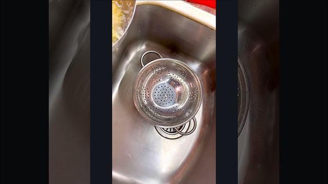 Герман Шадчнев готовит картофельные гнезда. Супер простой рецепт завтрака! Быстрые рецепты. РДШ. смотреть онлайн