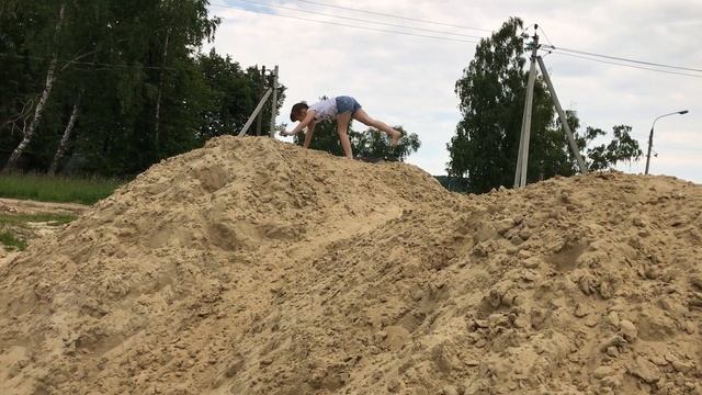 Покоряем гору песка смотреть онлайн