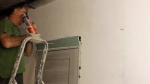 Как и чем  заделать пространство над дверью