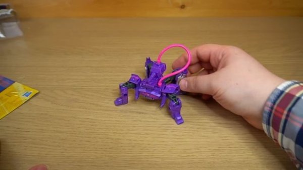 Розовый ТрансФормер Шоквейв от Hasbro Transformers Cyberverse Spark Armor