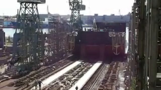 Спуск первой в мире Плавучей Атомной Тепло-ЭлектроСтанции (ПАТЭС) смотреть онлайн