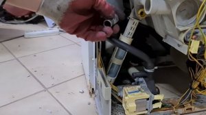 Как заменить амортизаторы на стиральной машине электролюкс, скачет при отжиме.