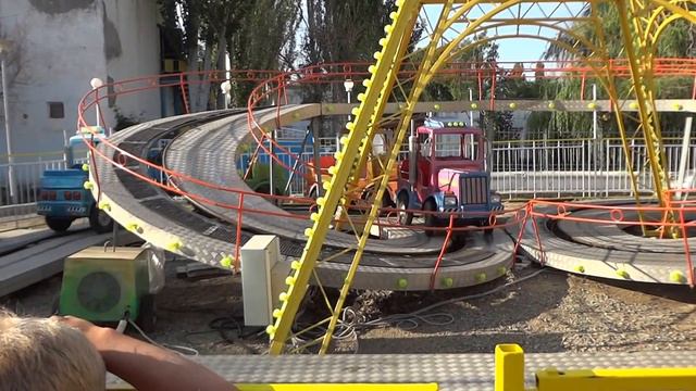 ЕЙСК. Карусели около центрального пляжа. Катаемся. смотреть онлайн