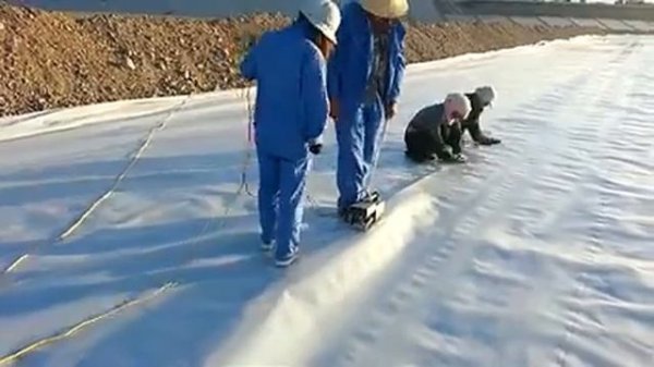 geomembrane installation and geomembrane welding[HD]