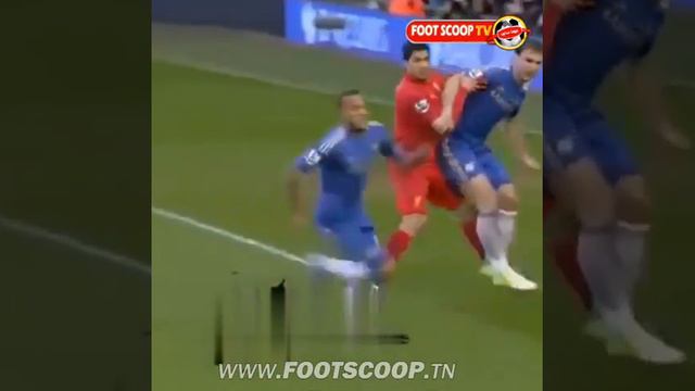 في مثل اليوم ( 21 أفريل 2013 ) عضة سواريز الشهيرة للاعب ايفانوفيتش 🤐😅 смотреть онлайн