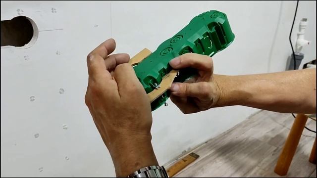 Усиленное крепление розетки под гипсокартон смотреть онлайн