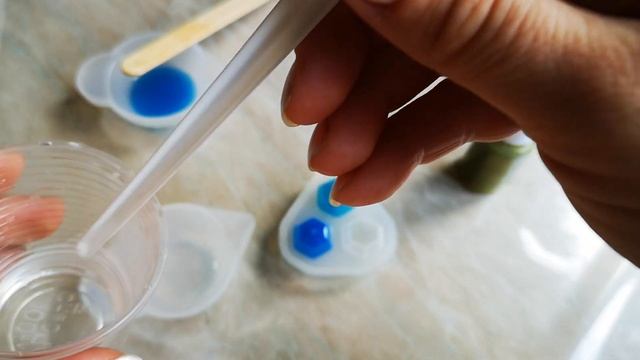 Как окрашивать ЭПОКСИДНУЮ СМОЛУ * Как заливать эпоксидную смолу в формы * Красители из распаковки смотреть онлайн