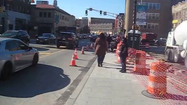 MVI 2793 Продолжается ремонт перед Супермаркетом на Берген авеню. смотреть онлайн