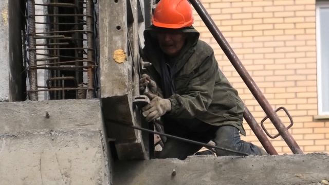 Профессия строителя. Стройка многоэтажного дома. Готовят следующую заливку. Хакасия. Абакан. смотреть онлайн