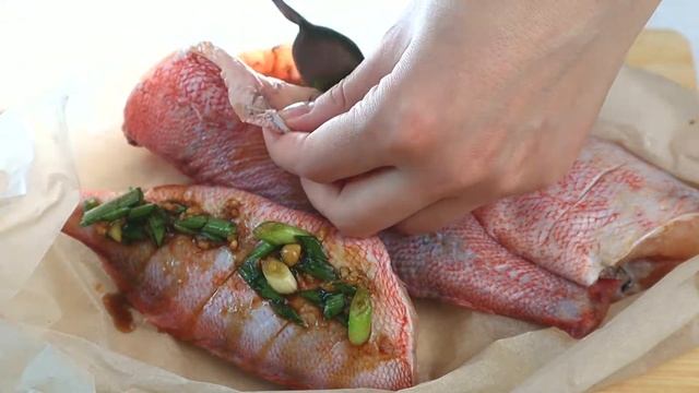ОЧЕНЬ АРОМАТНЫЙ ЗАПЕЧЕННЫЙ МОРСКОЙ ОКУНЬ С КУНЖУТНЫМ МАСЛОМ смотреть онлайн