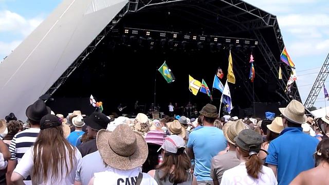Rolf Harris sings Iko Iko on the Pyramid Stage @ Glastonbury Festival 2010 смотреть онлайн