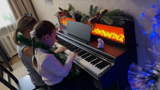 Поздравление от Софьи и Алисы с новым 2023 годом! смотреть онлайн