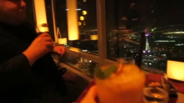 TRYING THE GOLD BURGER @ AT.MOSPHERE BURJ KHALIFA смотреть онлайн