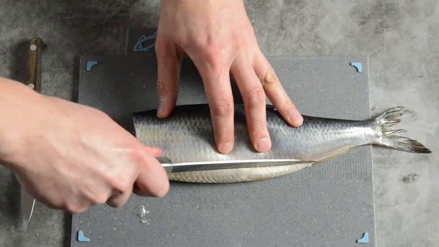 Как разделать селедку - 2 способа.