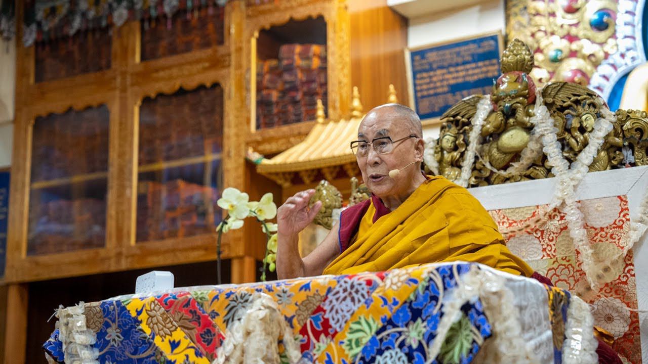 Далай-лама.Учения по «Введению в мадхьямаку» Чандракирти. День 2 смотреть онлайн