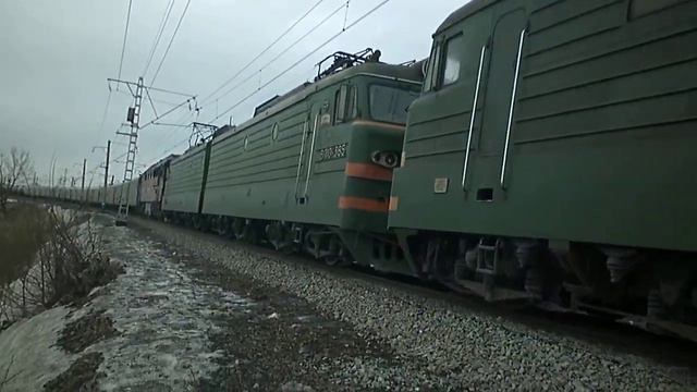 Электровозы ВЛ10У-206 и ВЛ10У-385 с перегоняемым тепловозом ТЭП70-0535 и грузовым поездом смотреть онлайн