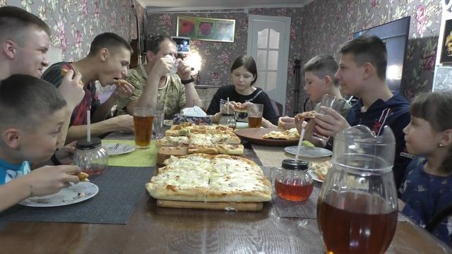 МУКБАНГ. Пицца с ананасом . Пицца с фаршем и овощами смотреть онлайн