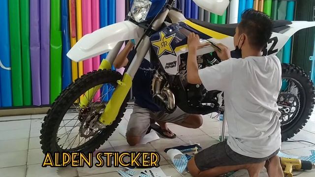 pasang sticker custom motor traker 3 M. смотреть онлайн