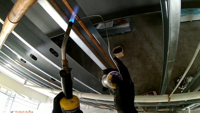 #107 Как паять медные трубы в рабочих условиях,реальный пример! Строим СТО! Сантехник в США смотреть онлайн