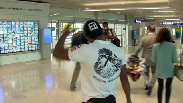 Arrivée de Buakaw à l'aéroport de Nice смотреть онлайн