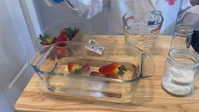 Get Groovy and Clean Your Fruits with Gabby's Cool Vinegar and Baking Soda Trick смотреть онлайн
