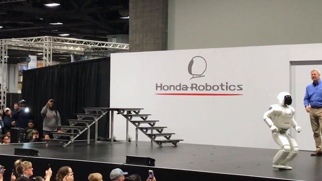 (5Km/h, 9Km/h Run) Honda Asimo Humanoid Robot Demo #3 смотреть онлайн
