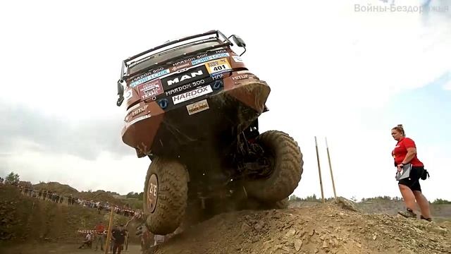 Массивный грузовик 8x8 весом 20 тонн для экстремального восхождения на холм. смотреть онлайн