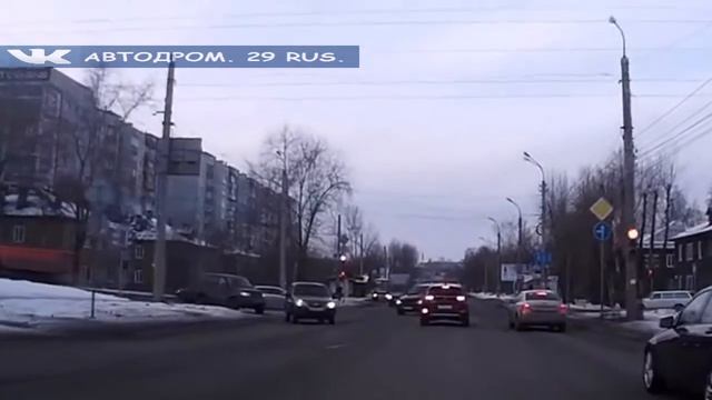 Интересный финт мерседеса на перекрестке (разъехались с Камазом правым боком) смотреть онлайн