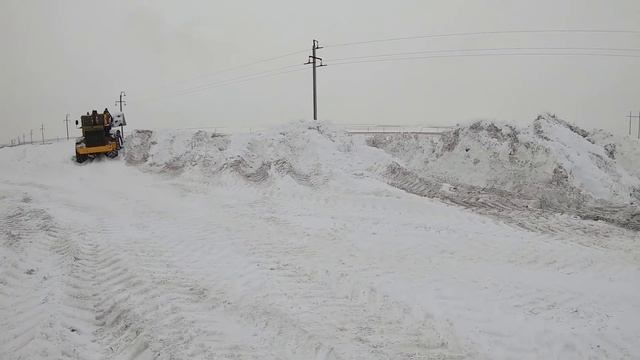 К-700А и К-701 на расчистке снега. Каждый день заметает дороги. смотреть онлайн