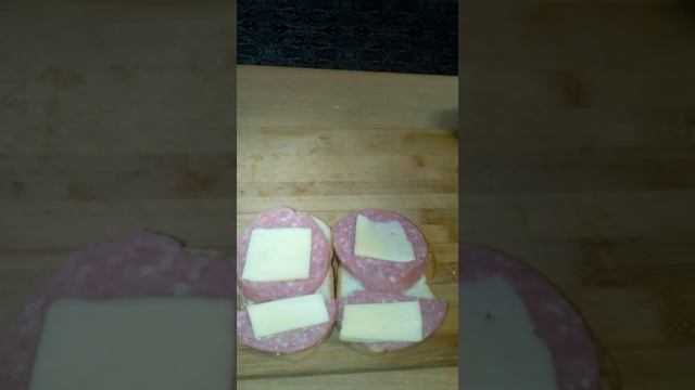 Приготовление вкусного бутерброда с колбасой и сыром смотреть онлайн
