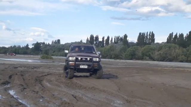 thrashing my v6 surf in the mud in 2wd ,waimak river NZ смотреть онлайн