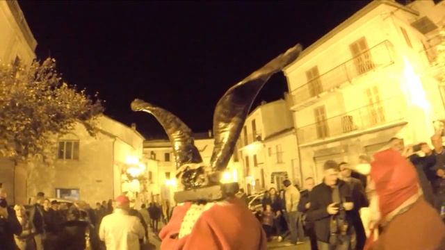 Processione dei cornuti 2015 a San Valentino in Abruzzo Citeriore смотреть онлайн